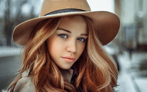 Голубоглазая девушка в коричневой ковбойской шляпе