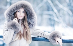 Голубоглазая девушка c русыми волосами