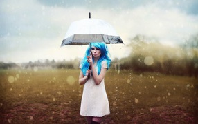 Синеволосая девушка под белым зонтом