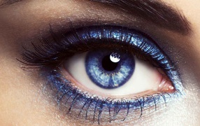 Голубой макияж на глазах голубоглазой девушки