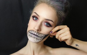 Бодиарт на лице девушки зубы