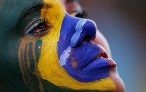Флаг Бразилии нарисован на лице девушки