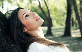 Брюнетка Lorena Garcia смотрит вверх
