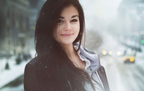 Девушка брюнетка среди снегопада