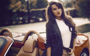 Девушка брюнетка у кабриолета Феррари