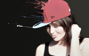 Девушка брюнетка в оригинальной кепке