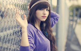 Девушка брюнетка с повязкой на голове