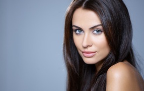 Брюнетка на голубом фоне