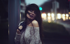 Брюнетка на ночной улице