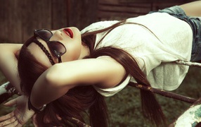 Брюнетка в темных очках смотрит в небо