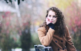 Кучерявая девушка замечталась