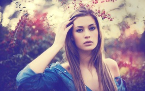 Милая брюнетка на фоне рябины