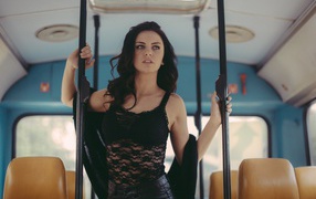 Милая девушка в автобусе