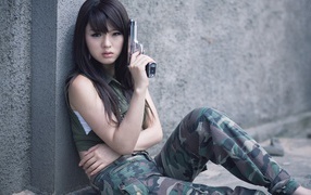 Опасная азиатская девушка с пистолетом