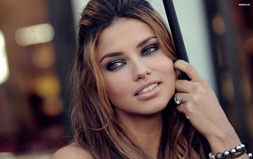 Бриллиантовое кольцо на руке девушки