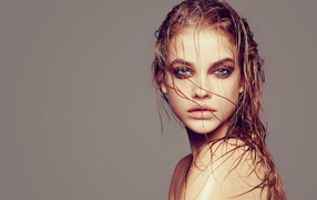 Волосы на лице девушки, Барбара Палвин