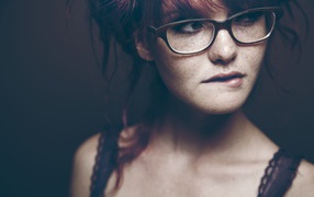 Веснушчатая девушка в очках