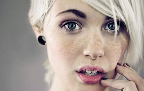 Веснушчатая модель Devon Jade