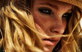 Веснушки у девушки в соломенной шляпе