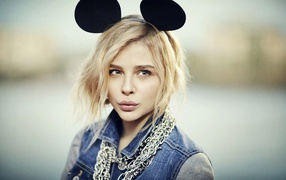 Забавные ушки у Хлои Грейс Моретц