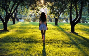 Девушка среди деревьев в парке