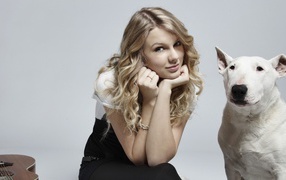 Девушка и белая собака