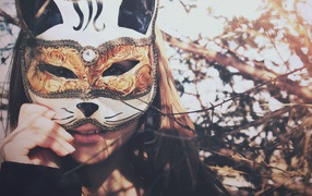 Девушка прикрыла лицо маской