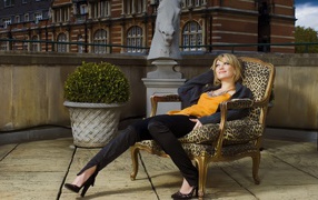 Девушка замечталась сидя на кресле