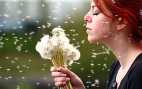 Девушка держит в руках букет одуванчиков