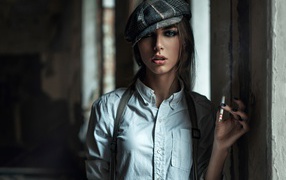 Девушка в берете курит сигарету