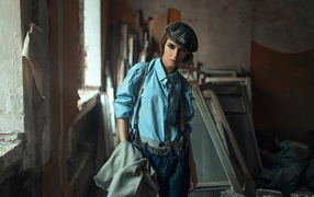 Девушка в берете стоит среди ремонта