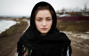Девушка в черном платке
