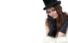 Девушка в черном цилиндре Виктория Джастис