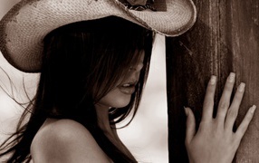 Девушка в ковбойской шляпе