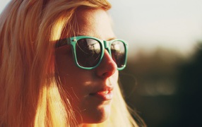Девушка в очках в зеленой оправе