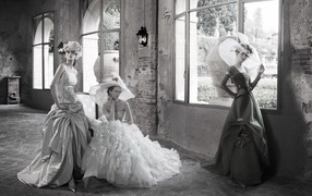 Девушки в ретро одеждах в старом доме