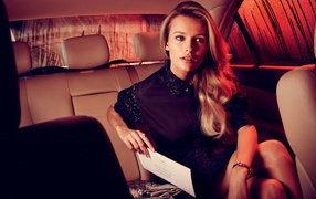 Девушка на сиденье автомобиля