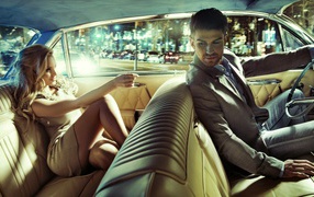 Девушка на заднем сиденье автомобиля