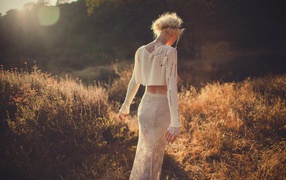 Девушка в белом наряде уходит вдаль