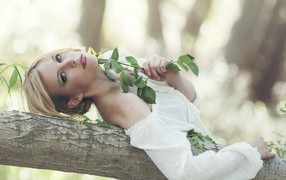 Девушка в белом платья с листвой в руках