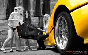 Девушки у желтого авто Pagani