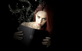 Девушка читает черную книгу