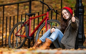 Девочка с красным велосипедом