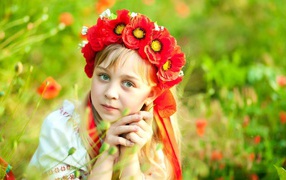 Девушка с венком из маков на голове