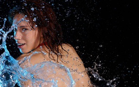 Девушка с голой спиной среди брызг воды
