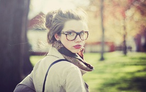 Девушка в очках оглянулась через плечо