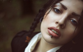 Девушка с косичками и пирсингом