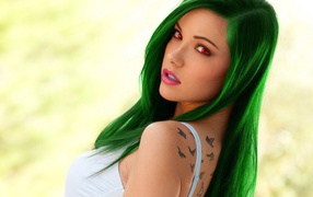 Девушка с красными глазами и длинными зелеными волосами