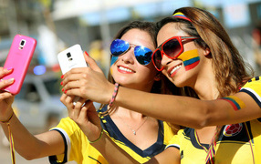 Девушки фанатки делают селфи