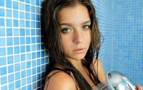 Зеленоглазая брюнетка стоит в душе